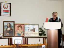 Жиляева Н.С.- библиотекарь колледжа, познакомила собравшихся в зале с художественной литературой о медицине